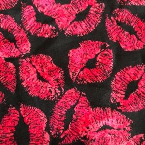 Lularoe Kiss Lips Leggings 💋